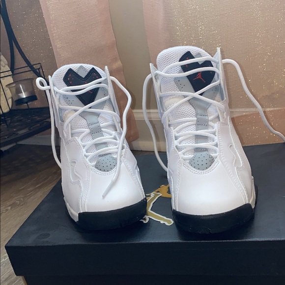 Lightly Worn Jordan Gs Size 5.5 - Picture 3 of 7